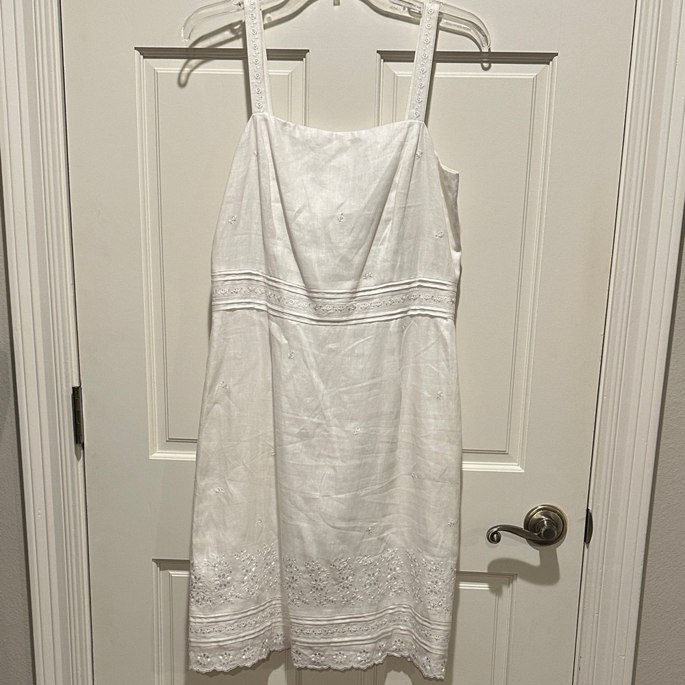 Elegant White Sleeveless Dress